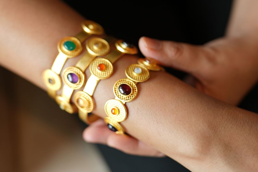 Ways to Style Navratan Jewelry for the Upcoming Festivals