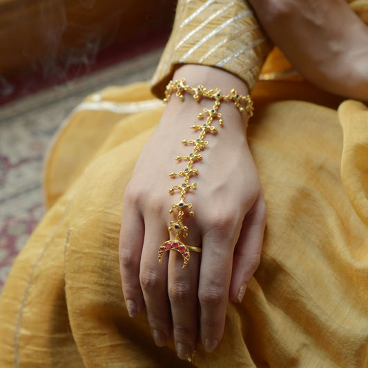 Moonlit Glory Haath Phool