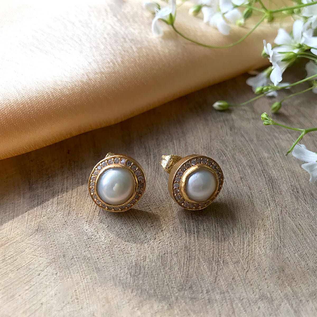 Gold tone large kundan with pearl earrings. – Unavo